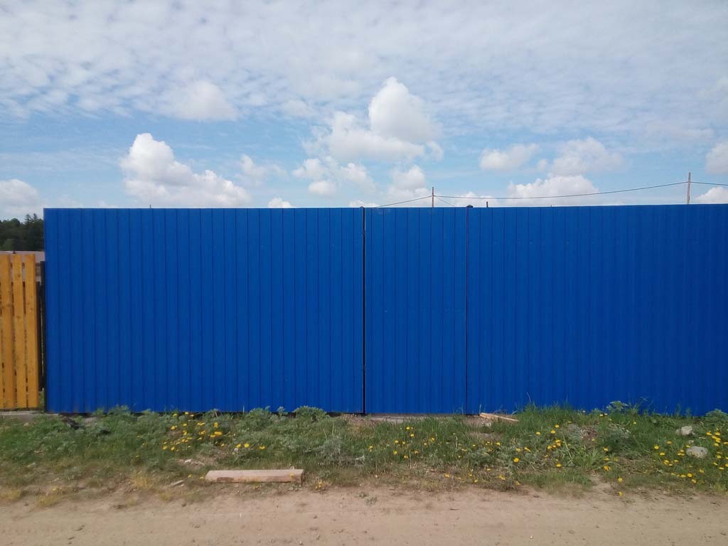синий забор из профлиста для дачи с калиткой
